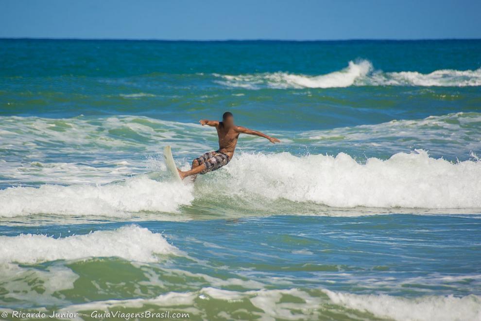 Imagem de surfistas da Praia de Jeribucaçu.